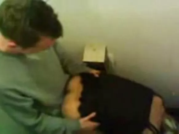 Sehil am nanngi suka debbo ina fiyra suka debbo e nder anal sex e hoore mum e nder suudu lootorde.