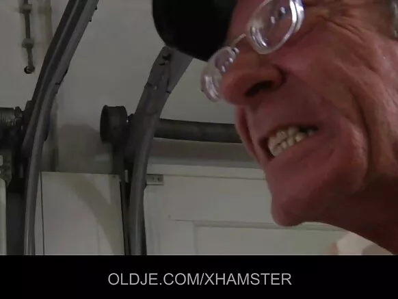 Wrinkled mawniiko fucks anal virgin mo hersinii e nder puccu e puccu.