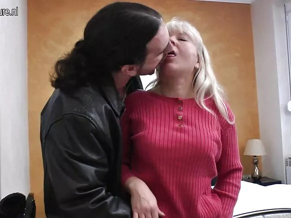 Mature anal yumma Lara Hard ina jokkondiri e giɗo mum tokooso.