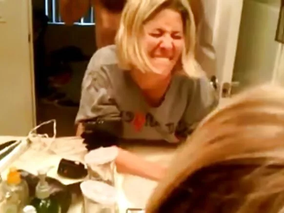 MILF ina waɗa ɗum e nder puccu mum ɓuuɓngu ngam anal sex.