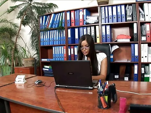 Hot secretaire anal fucked e nder koppi tokoosi toowɗi e talon toowɗo.