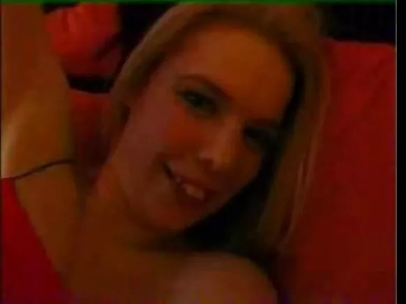 Wideyooji dirtuɗi mettuɗi e sukaaɓe rewɓe Angalteer, porno Amanda e Kelly ina njuula.