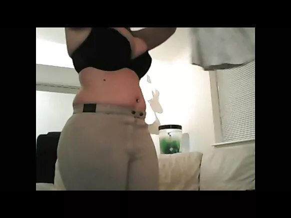 Sexy Angalteer PAWG ina ɓoornii comci mum, ina waɗa striptease anal HD 18 e nder paɗe mum tiiɗɗe.