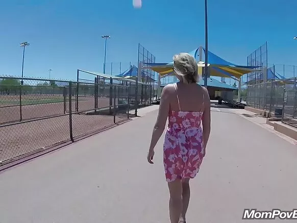 MILF anal sex e nder ladde e ɓanndu tiiɗndu ƴetta ɗum e nder puccu e nder park public.