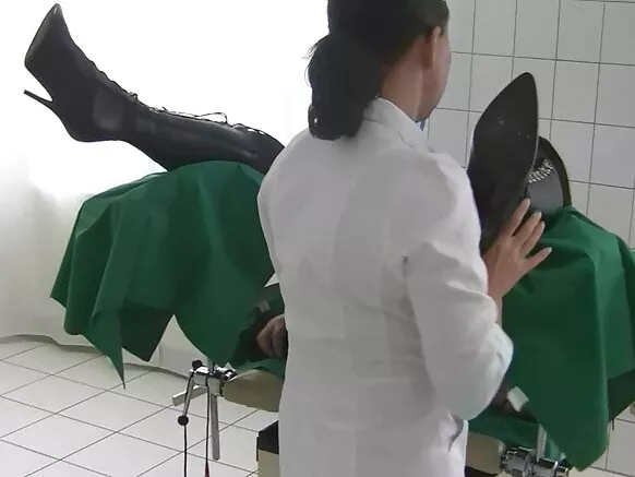 Transvestite e doktoor. Natasha anal fun anus koɗo.