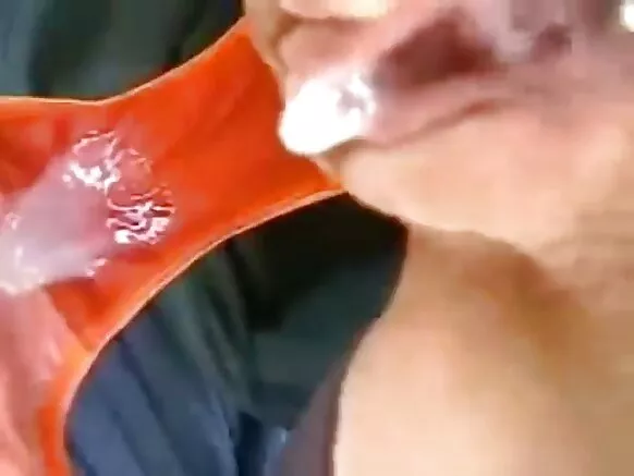Farting anal e dick mawɗo e sperme e nder panties anal.