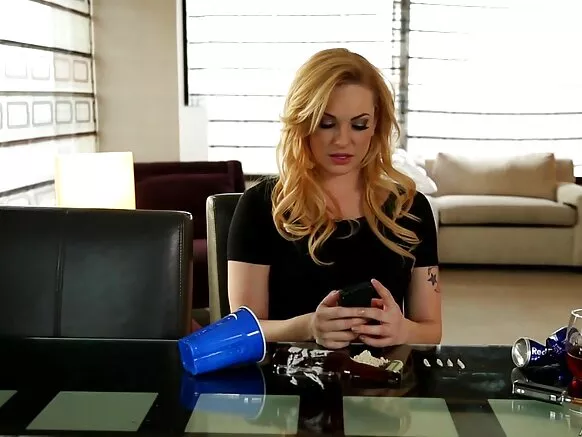 Dalia Sky ina fooɗa sekreter mum anal e nder stockings e gorko mum idiot.